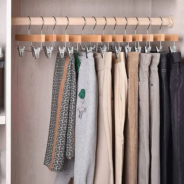 1004 WOODEN CLOTHES HANGER WITH CLIPS 35×1.2cm